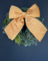 Wianek świąteczny ze złotą kokardą