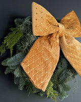 Wianek świąteczny ze złotą kokardą