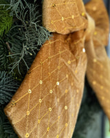 Wianek świąteczny ze złotą kokardą