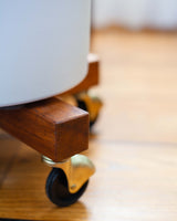 Stojak z drewna egzotycznego na kółkach krzyżak