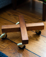 Stojak z drewna egzotycznego na kółkach krzyżak