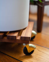 Stojak z drewna egzotycznego na kółkach