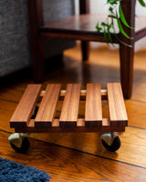 Stojak z drewna egzotycznego na kółkach