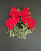 Wianek świąteczny z czerwoną kokardą