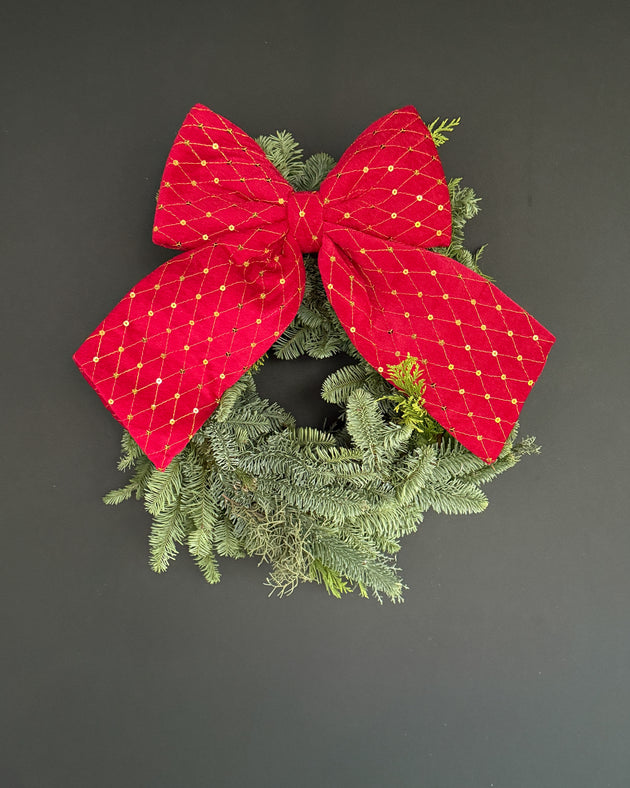 Wianek świąteczny z czerwoną kokardą