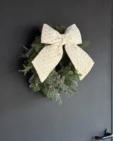 Wianek świąteczny z kremową kokardą