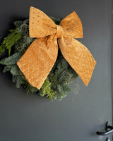 Wianek świąteczny ze złotą kokardą