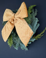 Wianek świąteczny ze złotą kokardą