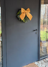 Wianek świąteczny ze złotą kokardą